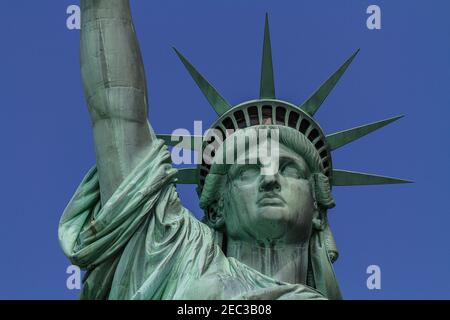 Nahaufnahme des Kopfes der Statue von Freiheit mit der Krone und mit dem blauen Himmel in Der Hintergrund Stockfoto