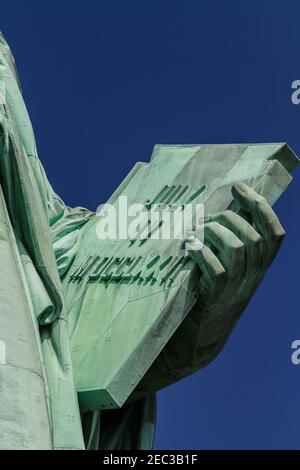 Detail der Tabula ansata, die von der Hand der Freiheitsstatue mit dem Datum der US-Unabhängigkeitserklärung am 4th. Juli 1776 gehalten wird Stockfoto