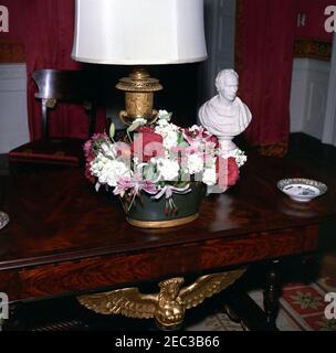 Mittagessen zu Ehren von Carlos Julio Arosemena Monroy, Präsident von Ecuador, 1:00pm Uhr. Blick auf ein Blumenarrangement im Roten Raum des Weißen Hauses, Washington, D.C., das zu Ehren des Präsidenten der Republik Ecuador, Dr. Carlos Julio Arosemena Monroy, für ein Mittagessen eingerichtet wurde. Stockfoto