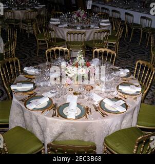 Mittagessen zu Ehren von Carlos Julio Arosemena Monroy, Präsident von Ecuador, 1:00pm Uhr. Blick auf Tischgedecke und Blumenarrangements im State Dining Room des Weißen Hauses, Washington, D.C., eingerichtet für ein Mittagessen zu Ehren des Präsidenten der Republik Ecuador, Dr. Carlos Julio Arosemena Monroy. Stockfoto