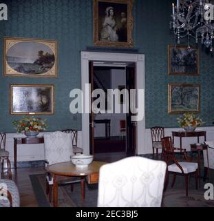 Mittagessen zu Ehren von Carlos Julio Arosemena Monroy, Präsident von Ecuador, 1:00pm Uhr. Blick auf Blumenarrangements im Grünen Raum des Weißen Hauses, Washington, D.C., eingerichtet für ein Mittagessen zu Ehren des Präsidenten der Republik Ecuador, Dr. Carlos Julio Arosemena Monroy. Stockfoto