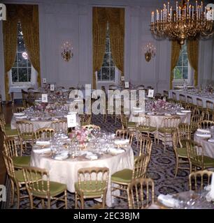 Mittagessen zu Ehren von Carlos Julio Arosemena Monroy, Präsident von Ecuador, 1:00pm Uhr. Blick auf die Tischgestaltung und Blumenarrangements im State Dining Room des Weißen Hauses, Washington, D.C., eingerichtet für ein Mittagessen zu Ehren des Präsidenten der Republik Ecuador, Dr. Carlos Julio Arosemena Monroy. Stockfoto