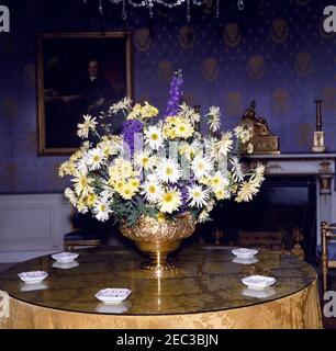 Mittagessen zu Ehren von Carlos Julio Arosemena Monroy, Präsident von Ecuador, 1:00pm Uhr. Blick auf eine Blumenarrangements im Blauen Raum des Weißen Hauses, Washington, D.C., eingerichtet für ein Mittagessen zu Ehren des Präsidenten der Republik Ecuador, Dr. Carlos Julio Arosemena Monroy. Stockfoto