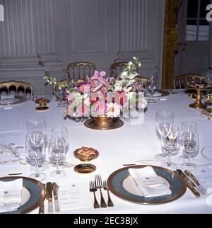 Mittagessen zu Ehren von Carlos Julio Arosemena Monroy, Präsident von Ecuador, 1:00pm Uhr. Blick auf Tischgedecke und Blumenarrangements im State Dining Room des Weißen Hauses, Washington, D.C., eingerichtet für ein Mittagessen zu Ehren des Präsidenten der Republik Ecuador, Dr. Carlos Julio Arosemena Monroy. Stockfoto