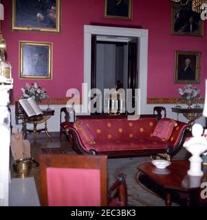 Mittagessen zu Ehren von Carlos Julio Arosemena Monroy, Präsident von Ecuador, 1:00pm Uhr. Blick auf Blumenarrangements im Roten Raum des Weißen Hauses, Washington, D.C., eingerichtet für ein Mittagessen zu Ehren des Präsidenten der Republik Ecuador, Dr. Carlos Julio Arosemena Monroy. Stockfoto