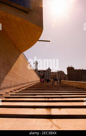 Europa, Spanien, Baskenland, Bilbao, Guggenheim Museum Bilbao mit Stufen bis zum Haupteingang Stockfoto