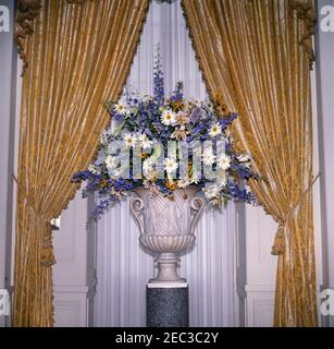 Mittagessen zu Ehren von Carlos Julio Arosemena Monroy, Präsident von Ecuador, 1:00pm Uhr. Blick auf eine Blumenarrangements im Ostsaal des Weißen Hauses, Washington, D.C., eingerichtet für ein Mittagessen zu Ehren des Präsidenten der Republik Ecuador, Dr. Carlos Julio Arosemena Monroy. Stockfoto