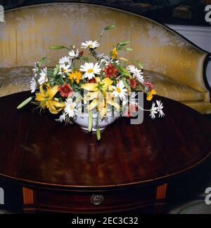 Mittagessen zu Ehren von Carlos Julio Arosemena Monroy, Präsident von Ecuador, 1:00pm Uhr. Blick auf ein Blumenarrangement im Diplomatischen Empfangsraum des Weißen Hauses, Washington, D.C., das zu Ehren des Präsidenten der Republik Ecuador, Dr. Carlos Julio Arosemena Monroy, für ein Mittagessen eingerichtet wurde. Stockfoto