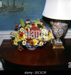 Mittagessen zu Ehren von Carlos Julio Arosemena Monroy, Präsident von Ecuador, 1:00pm Uhr. Blick auf ein Blumenarrangement im Diplomatischen Empfangsraum des Weißen Hauses, Washington, D.C., das zu Ehren des Präsidenten der Republik Ecuador, Dr. Carlos Julio Arosemena Monroy, für ein Mittagessen eingerichtet wurde. Stockfoto