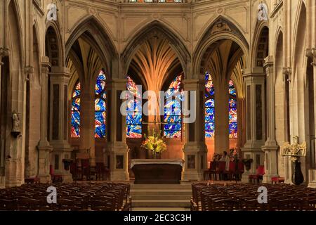 St. Severin Kirche, Paris. Moderne Buntglasfenster von Jean René Bazaine und eine ungewöhnliche Säule in Form einer Palme. Stockfoto