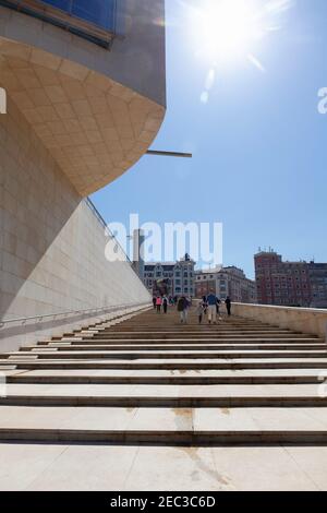 Europa, Spanien, Baskenland, Bilbao, Guggenheim Museum Bilbao mit Stufen bis zum Haupteingang Stockfoto