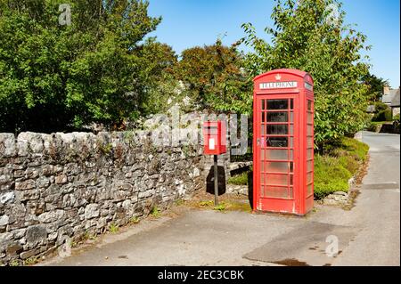 Traditionelle rote BT-Telefonbox - Dartmoor, Devon Stockfoto