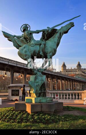 Statue von 'La France Renaissante' auf der Pont Bir-Hakeim, Paris. Es wurde vom dänischen Bildhauer Holger Wederkinch geschaffen Stockfoto