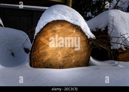 Log mit einem Haufen Schnee auf der Oberseite Stockfoto