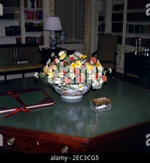 Mittagessen zu Ehren von Carlos Julio Arosemena Monroy, Präsident von Ecuador, 1:00pm Uhr. Blick auf ein Blumenarrangement in der Bibliothek des Weißen Hauses, das zu Ehren des Präsidenten der Republik Ecuador, Dr. Carlos Julio Arosemena Monroy, für ein Mittagessen eingerichtet wurde. Washington, D.C. Stockfoto