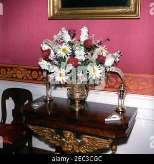 Mittagessen zu Ehren von Carlos Julio Arosemena Monroy, Präsident von Ecuador, 1:00pm Uhr. Blick auf ein Blumenarrangement im Roten Raum des Weißen Hauses, Washington, D.C., das zu Ehren des Präsidenten der Republik Ecuador, Dr. Carlos Julio Arosemena Monroy, für ein Mittagessen eingerichtet wurde. Stockfoto