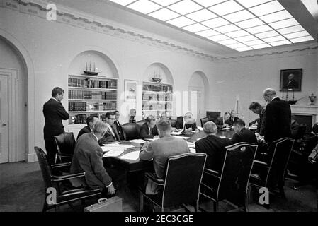 Treffen des Exekutivkomitees des Nationalen Sicherheitsrats (EXCOMM), 10:10am Uhr. Präsident John F. Kennedy trifft sich mit Mitgliedern des Exekutivkomitees des Nationalen Sicherheitsrates (EXCOMM) zur Krise in Kuba. Auf dem Tisch sitzen (im Uhrzeigersinn von unten links): Stellvertretender Verteidigungsminister für internationale Sicherheitsangelegenheiten Paul Nitze, amtierender Direktor der US-amerikanischen Informationsagentur (USIA) Donald Wilson (teilweise versteckt), Sonderberater des Präsidenten Theodore C. Sorensen, Sonderassistent des Präsidenten für nationale Sicherheit McGeorge Bundy, Finanzminister C. Dougl Stockfoto