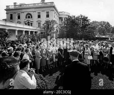 Besuch des Nationalrates der Liga der Frauen Wähler, 9:55am. Präsident John F. Kennedy besucht mit Vertretern des Nationalrats der Liga der Wählerinnen (LWV) im Rosengarten des Weißen Hauses, Washington, D.C., die Präsidentin des LWV, Ruth S. Phillips, steht vor der Gruppe (sechste von rechts); alle anderen sind nicht identifiziert. Stockfoto