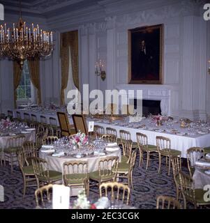 Mittagessen zu Ehren von Carlos Julio Arosemena Monroy, Präsident von Ecuador, 1:00pm Uhr. Blick auf die Tischgestaltung und Blumenarrangements im State Dining Room des Weißen Hauses, Washington, D.C., eingerichtet für ein Mittagessen zu Ehren des Präsidenten der Republik Ecuador, Dr. Carlos Julio Arosemena Monroy. Stockfoto