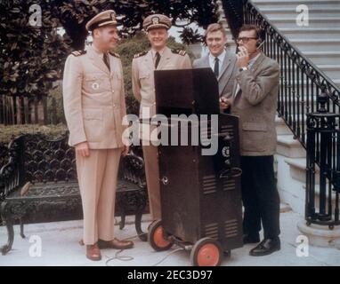 Präsident Kennedy verlässt das Weiße Haus zur Andrews Air Force Base; Mitarbeiter der White House Army Signal Agency (WHASA) und Kenneth P. Ou2019Donnell vor dem Weißen Haus, 3:00pm Uhr. Vier nicht identifizierte Offiziere der White House Army Signal Agency (WHASA) stehen vor dem Südportal des Weißen Hauses, Washington, D.C. Stockfoto