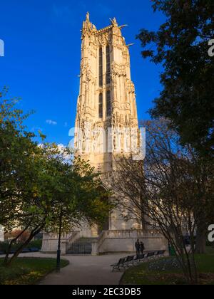 Tour St Jacques, Paris. Turm, das ist alles, was von der Kirche Saint-Jacques-de-la-Boucherie (Saint James der Metzgerei) aus dem 16th. Jahrhundert erhalten bleibt. Stockfoto