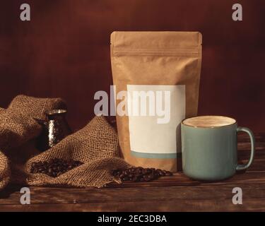 Stillleben mit Herz, Muffin und Kaffee Stockfoto