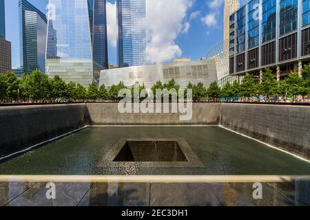 Einer der Pools der National September 11 Memorial Zum Gedenken an die Opfer des Terroristen von 9-11 Angriff mit Menschen um ihn herum Stockfoto