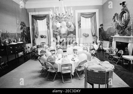 Geburtstagsfeier für Caroline Kennedy und John F. Kennedy, Jr.. Blick auf die Tischgestaltung, Dekorationen und Ballons im Presidentu2019s Dining Room (Residenz), der für eine gemeinsame Geburtstagsfeier für Caroline Kennedy und John F. Kennedy, Jr. White House, Washington, D.C. eingerichtet wurde Stockfoto