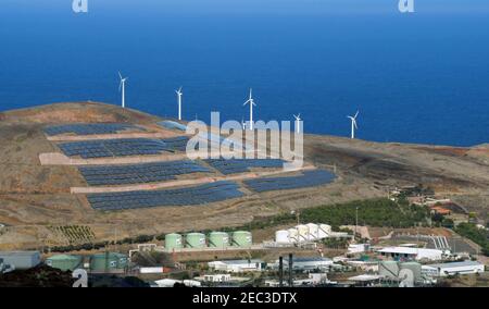 Madeira, Portugal - September 2017: Landschaftsansicht von Windturbinen und einem Solarpark am Hang oberhalb von Canical, an der östlichen Spitze der Insel Stockfoto