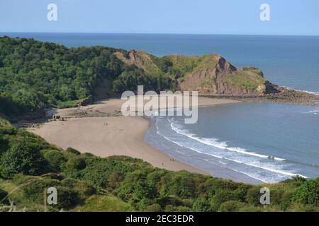 Cayton Bay - Summers Day - Küste - Sandstrand Und Wälder - Blauer Himmel und Meer - North Yorkshire - VEREINIGTES KÖNIGREICH Stockfoto