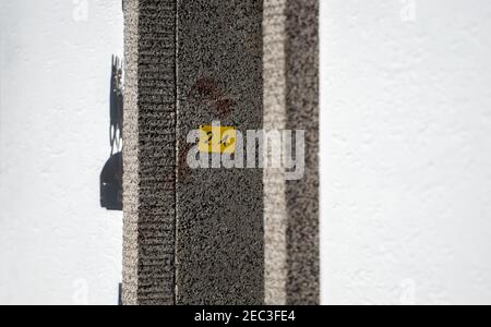 Radevormwald, Deutschland. Februar 2021, 13th. An einem rötlichen Fleck am Eingang des Hauses ist ein Forensik-Marker angebracht. Nach einem Brand in der letzten Nacht entdeckten Feuerwehrleute fünf Leichen im Haus. Die Polizei führt kein mögliches Kapitalverbrechen aus. Quelle: Jonas Güttler/dpa/Alamy Live News Stockfoto