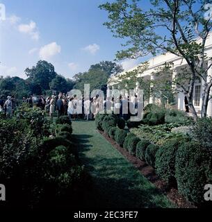 Besuch der Teilnehmer am Weißen Haus Seminar, 9:55am Uhr. Studenten, die am Sommerseminar des Weißen Hauses teilnehmen, treffen sich im Rosengarten, um Präsident John F. Kennedy zu begrüßen. White House, Washington, D.C. [Foto von Harold Sellers] Stockfoto