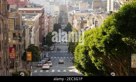 Ikonische hügelige Straße und Kreuzung in San Francisco, Nordkalifornien, USA. Steile Straße bergab und Fußgängerweg. Downtown Immobilien, victo Stockfoto