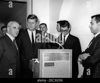 Besuch der Mitglieder des Clubs u0022Incontro,u0022 (Familienbetriebe Marzotto) 4:15pm. Präsident John F. Kennedy teilt das Rednerpult mit Botschafter von Italien, Sergio Fenoaltea, während einer Ansprache an die Mitglieder des u0022Incontro Club,u0022 Teil der Familie Marzotto von Valdagno, Italien. Im Vordergrund (L-R): Botschafter Fenoaltea; Präsident Kennedy; Dolmetscher des US-Außenministeriums, Neil Seidenman; und Graf Giannino Marzotto. Im Hintergrund (L-R): Unidentifiziert; Assistant Press Secretary, Malcolm Kilduff, Jr.; und White House Secret Service Agent, Toby Chandler. West Wing Colo Stockfoto