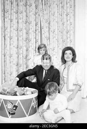 Präsident Kennedy, First Lady Jacqueline Kennedy (JBK) und Kinder im Kindergarten des Weißen Hauses. Präsident John F. Kennedy und First Lady Jacqueline Kennedy besuchen mit ihren Kindern Caroline Kennedy und John F. Kennedy, Jr., im Kinderzimmer Johnu2019s, nach einer gemeinsamen Geburtstagsfeier für die Kinder. White House, Washington, D.C. Stockfoto