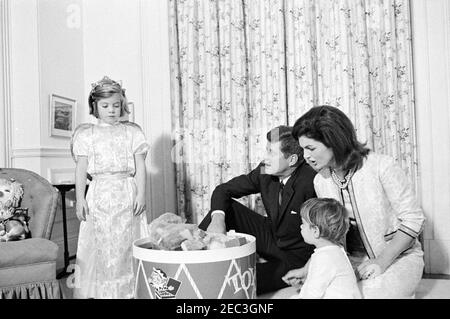 Präsident Kennedy, First Lady Jacqueline Kennedy (JBK) und Kinder im Kindergarten des Weißen Hauses. Präsident John F. Kennedy und First Lady Jacqueline Kennedy besuchen mit ihren Kindern Caroline Kennedy und John F. Kennedy, Jr., im Kinderzimmer Johnu2019s, nach einer gemeinsamen Geburtstagsfeier für die Kinder. White House, Washington, D.C. Stockfoto