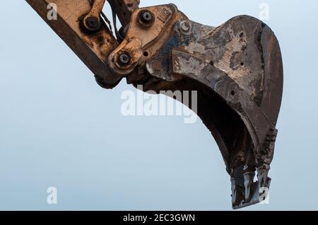 Nahaufnahme eines Baggerschaufels auf dem Boden In sicherer Position Stockfoto