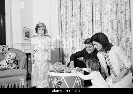 Präsident Kennedy, First Lady Jacqueline Kennedy (JBK) und Kinder im Kindergarten des Weißen Hauses. Präsident John F. Kennedy und First Lady Jacqueline Kennedy besuchen mit ihren Kindern Caroline Kennedy und John F. Kennedy, Jr., im Kinderzimmer Johnu2019s, nach einer gemeinsamen Geburtstagsfeier für die Kinder. White House, Washington, D.C. Stockfoto