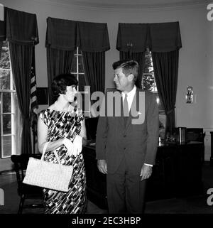 Präsident Kennedy mit einer Besucherin, Fräulein Catherine Pendergast, 11:05am Uhr. Präsident John F. Kennedy (rechts) besucht eine Frau, die im Plan von Präsident Kennedyu0027s als Catherine Pendergast identifiziert wurde. Oval Office, White House, Washington, D.C. Stockfoto