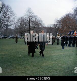 Eröffnungszeremonie für Jorge Alessandri Rodru00edguez, Präsident von Chile, 11:15am Uhr. Präsident John F. Kennedy geht mit dem Präsidenten von Chile, Jorge Alessandri Rodru00edguez, während der Ankunftszeremonie zu Ehren von Präsident Alessandri Rodru00edguez. Kommandant der Truppen, Oberst John W. Gorn, geht in der Mitte im Hintergrund; militärische Farbe und Ehre Garde Truppen stehen im Hintergrund. South Lawn, White House, Washington, D.C. Stockfoto