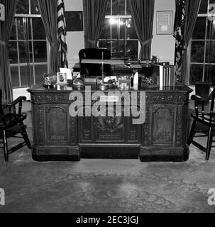 White House Zimmer: Oval Büro, Presidentu2019s Schreibtisch. Blick auf Präsident John F. Kennedyu0027s HMS Resolute Schreibtisch im Oval Office. White House, Washington, D.C. Stockfoto