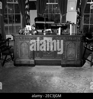 White House Zimmer: Oval Büro, Presidentu2019s Schreibtisch. Blick auf Präsident John F. Kennedyu0027s HMS Resolute Schreibtisch im Oval Office. White House, Washington, D.C. Stockfoto