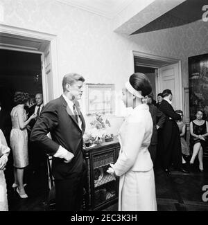 Ausflug nach New York City: Empfang, Arthur Krim Residence. Präsident John F. Kennedy besucht den Schauspieler und Sänger Diahann Carroll bei einem abendlichen Empfang in der Residenz von Arthur B. Krim und Dr. Mathilde Krim in New York City, New York. Eunice Kennedy Shriver steht ganz links im Hintergrund. Stockfoto