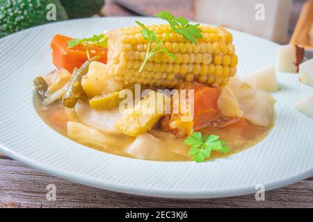 Gemüseeintopf und sehr gesunder Maisgofio mit Avocado Stockfoto