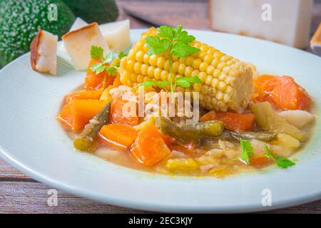 Gemüseeintopf und sehr gesunder Maisgofio mit Avocado Stockfoto