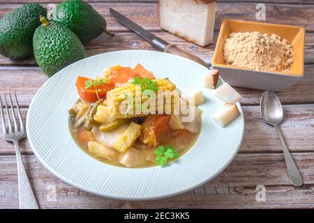 Gemüseeintopf und sehr gesunder Maisgofio mit Avocado Stockfoto