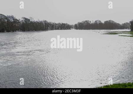 Der Fluss Ilen Irland überflutet die Felder der Bauern, nachdem er seine Ufer platzt hat. Stockfoto