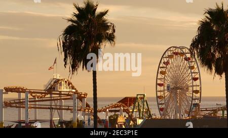 Klassisches Riesenrad, Vergnügungspark am Pier im Santa Monica pacific Ocean Beach Resort. Sommertime Kalifornien Ästhetik, ikonische Ansicht, Symbol von Los A
