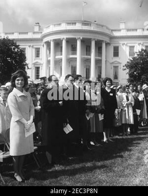 First Lady Jacqueline Kennedyu0027s (JBK) Musikprogramm für Jugendliche, 2:35pm. First Lady Jacqueline Kennedy veranstaltet die dritte ihrer Reihe von Musical Programs for Youth by Youth on the South Lawn of the White House, Washington, D.C. in der ersten Reihe des Publikums steht Mrs. Kennedy (ganz links) mit dem Komponisten Stanley Silverman (vierter von links), Und Lynda Bird Johnson (rechts); andere sind nicht identifiziert. Stockfoto