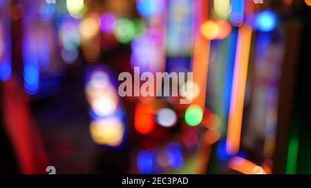 Unschärfe-Spielautomaten leuchten im Casino auf dem fabelhaften Las Vegas Strip, USA. Verschwommene Jackpot-Spielautomaten im Hotel in der Nähe der Fremont Street. Leuchtendes Neon Stockfoto